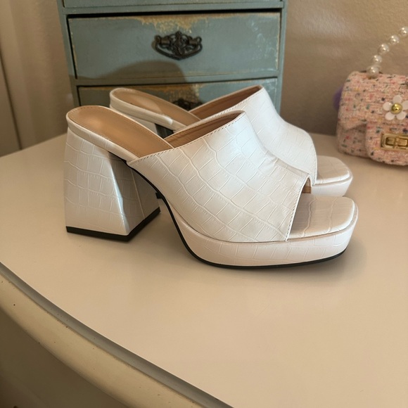 Chic White Croc-Embossed Block Heel Mules - Picture 4 of 5
